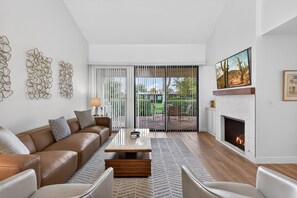 Smart TV, fireplace - Mid-Century Modern Townhome with Pool, Hot Tub, Pickle Ball, & Private Patio (Scottsdale)