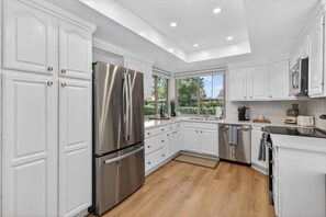 Fridge, microwave, oven, stovetop - Mid-Century Modern Townhome with Pool, Hot Tub, Pickle Ball, & Private Patio (Scottsdale)