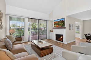 Smart TV, fireplace - Mid-Century Modern Townhome with Pool, Hot Tub, Pickle Ball, & Private Patio (Scottsdale)