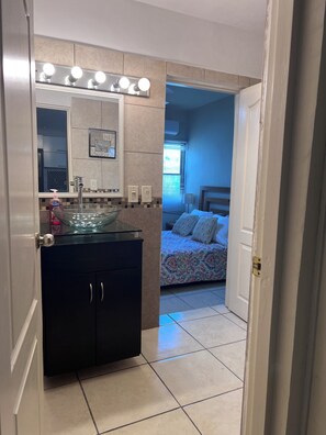 3 chambres, fer et planche à repasser, Wi-Fi, draps fournis