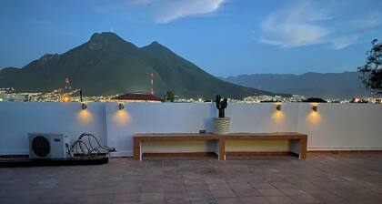 Beautiful View of El Cerro & Short Walk to Stadium, 3br 2b apt in Guadalupe