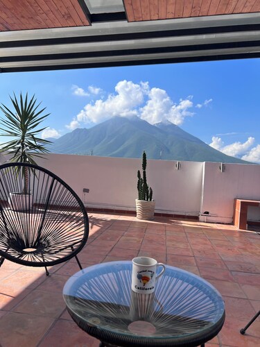 Beautiful View of El Cerro & Short Walk to Stadium, 3br 2b apt in Guadalupe