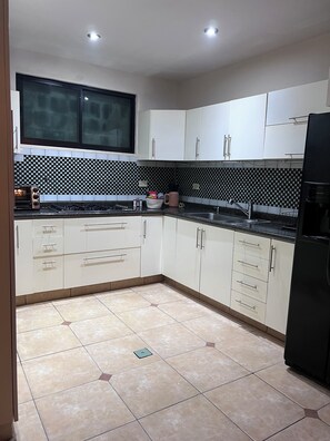 Mikroaaltouuni, uuni, liesi, astianpesukone