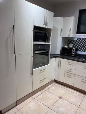 Microondas, horno, parrilla de estufa y lavavajillas 