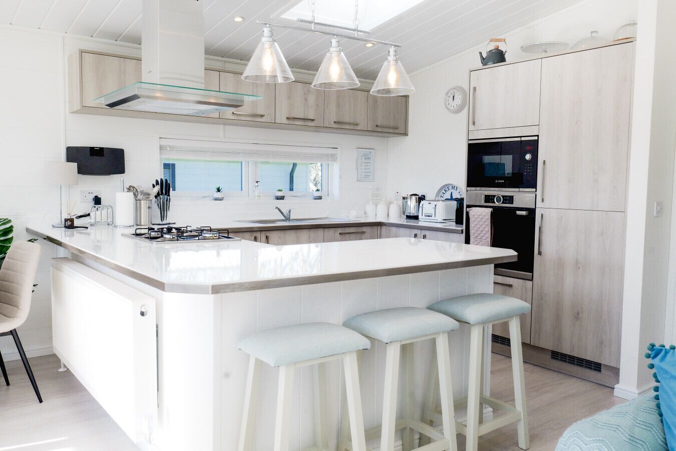 Microwave, dishwasher, coffee/tea maker, toaster