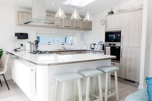 Microwave, dishwasher, coffee/tea maker, toaster