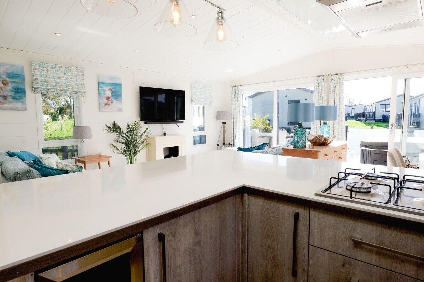 Microwave, dishwasher, coffee/tea maker, toaster