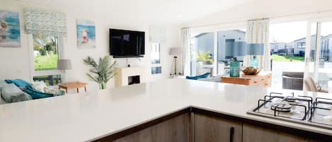 Mikroaaltouuni, astianpesukone, kahvin-/teenkeitin, leivÀnpaahdin