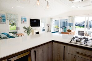 Micro-ondes, lave-vaisselle, cafetière/bouilloire, grille-pain