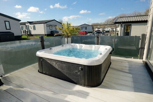 Luxury Hot Tub Lodge - Highcliffe Meadow