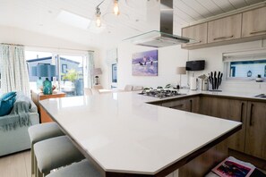 Mikroaaltouuni, astianpesukone, kahvin-/teenkeitin, leivänpaahdin