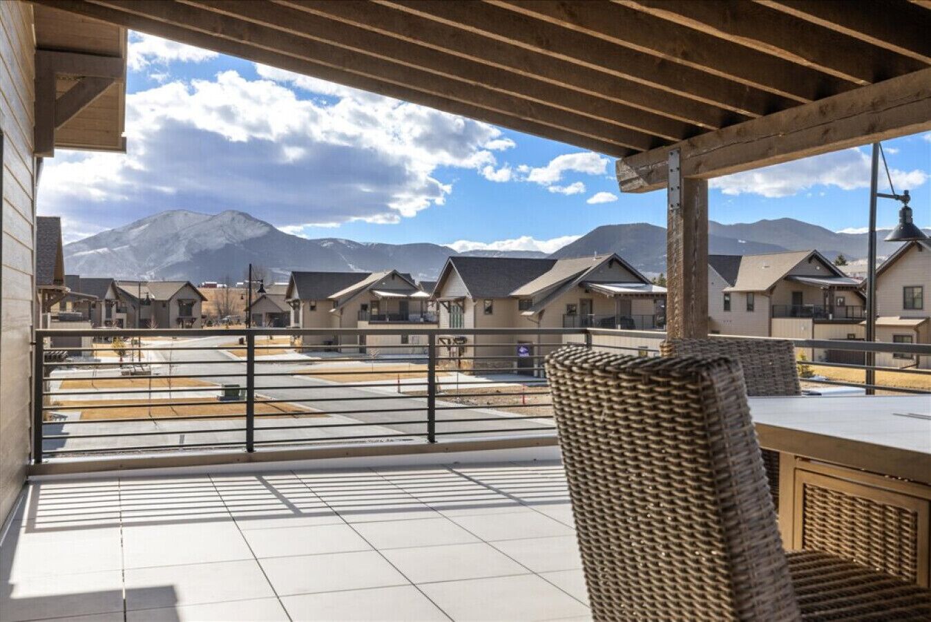 Un balcon avec vue sur les maisons et les montagnes.