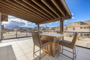 Outdoor dining - Luxury Family Getaway / Private Hot tub (Red Lodge)