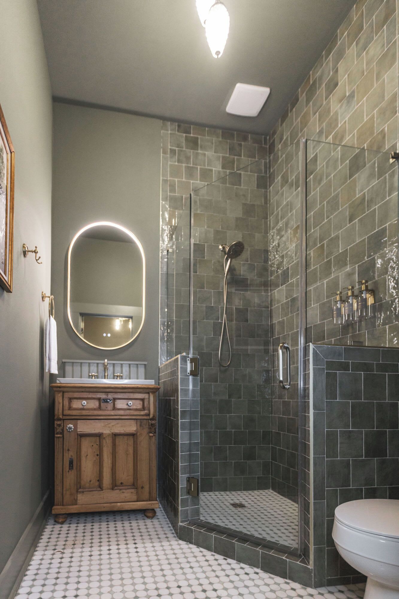 Douche, séchoir à cheveux, serviettes fournies, shampooing