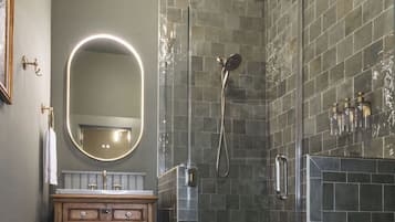 Douche, séchoir à cheveux, serviettes fournies, shampooing
