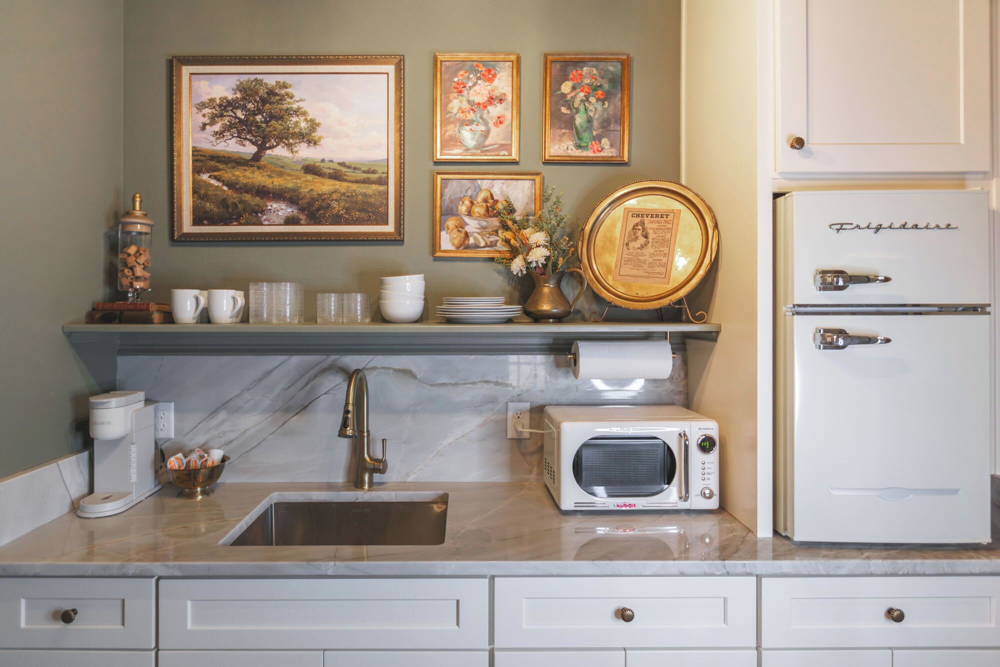 Coffee/tea maker, fridge, microwave, toaster