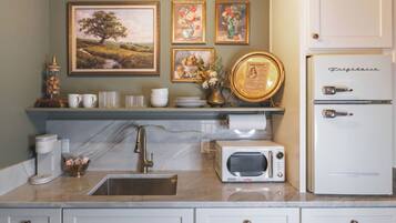 Coffee/tea maker, fridge, microwave, toaster