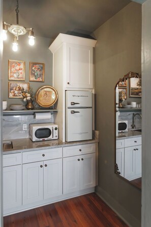 Fridge, microwave, coffee/tea maker, toaster - The Gilded Lady: The Seamstress Suite (Pensacola)