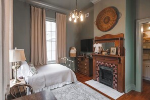 Iron/ironing board, WiFi, bed sheets - The Gilded Lady: The Seamstress Suite (Pensacola)
