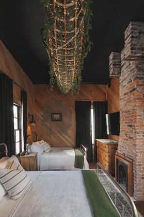 Iron/ironing board, WiFi, bed sheets - The Gilded Lady: The Cypress Suite (Pensacola)