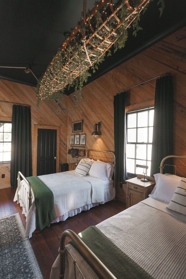 Iron/ironing board, WiFi, bed sheets - The Gilded Lady: The Cypress Suite (Pensacola)