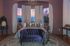1 bedroom, iron/ironing board, WiFi, bed sheets - The Gilded Lady-King bed suite w/ private balcony (Pensacola)