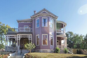 Exterior - The Gilded Lady: The Socialite Suite (Pensacola)