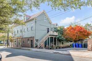 Exterior - Cozy 1bd Suite w. Full Kitchen + Living Room! (Charleston)