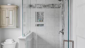 Douche, sèche-cheveux, serviettes fournies, shampoing