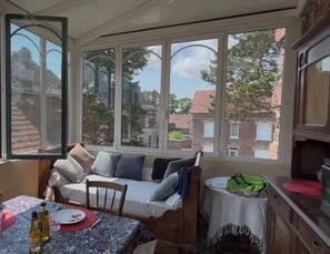 Unclassified image, 5 of 11, button