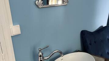 Sèche-cheveux, bidet, serviettes fournies, savon