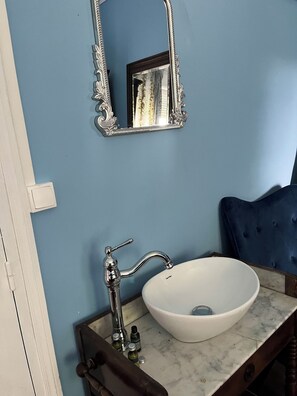 Assecador de cabells, bidet, tovalloles i sabó