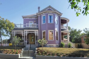 Exterior - The Gilded Lady: The Wedding Suite (Pensacola)