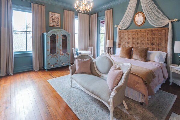 1 bedroom, iron/ironing board, WiFi, bed sheets - The Gilded Lady: The Wedding Suite (Pensacola)