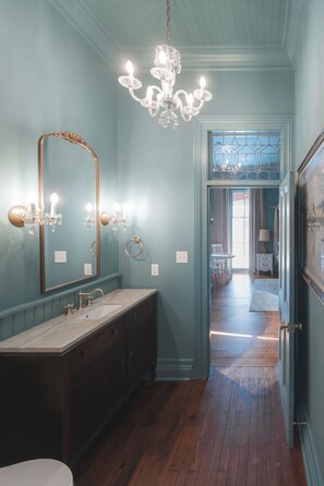 Shower, hair dryer, towels, shampoo - The Gilded Lady: The Wedding Suite (Pensacola)