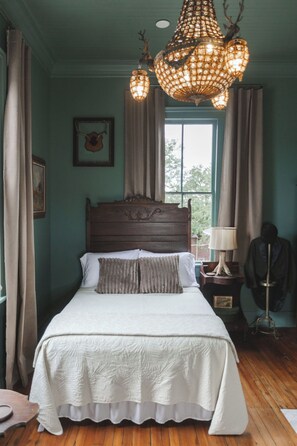 Iron/ironing board, WiFi, bed sheets - The Gilded Lady: The Gentleman's Room (Pensacola)