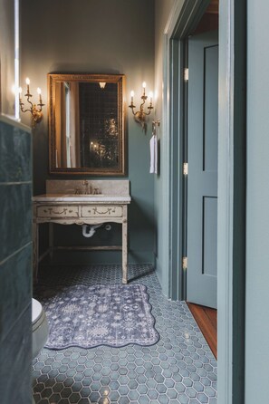 Shower, hair dryer, towels, shampoo - The Gilded Lady: The Gentleman's Room (Pensacola)