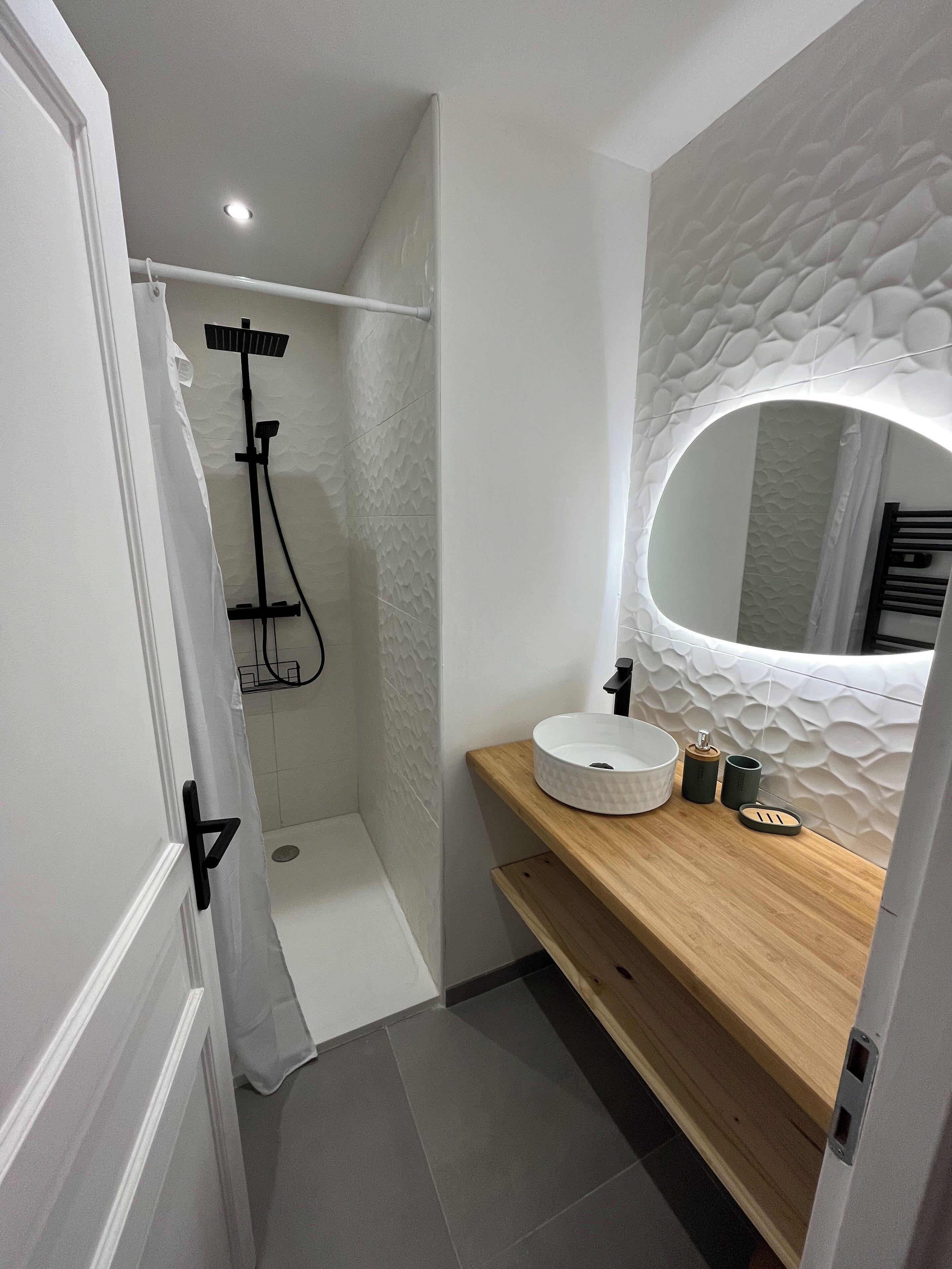 Regadera, toallas, papel de baño 