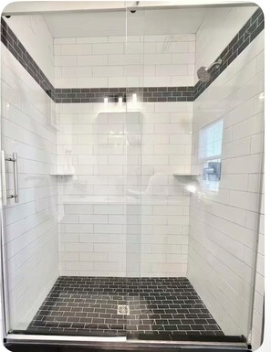 Hair dryer, towels, soap, toilet paper - Old Town Rodney Suite -Walk toDowntown Lititz Shops &Dining (Lititz)