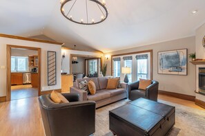 Living area - Sunrise Cove, Bayview Wildwood Resort (Severn Bridge)