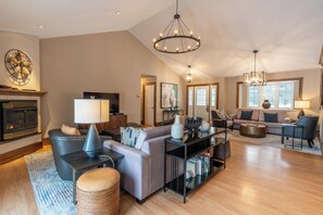 Living area - Sunrise Cove, Bayview Wildwood Resort (Severn Bridge)