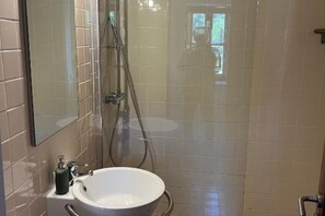 Shower, towels, toilet paper - Refuge with Private Pool and Garden View - Quinta Fronteira (Bensafrim)