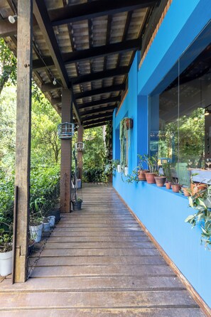 Property grounds - Spacious house with large pool and barbecue area near São Paulo. (Carapicuíba)
