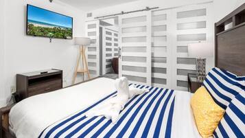 Deluxe Apartment, Non Smoking, Kitchen | Iron/ironing board, free WiFi