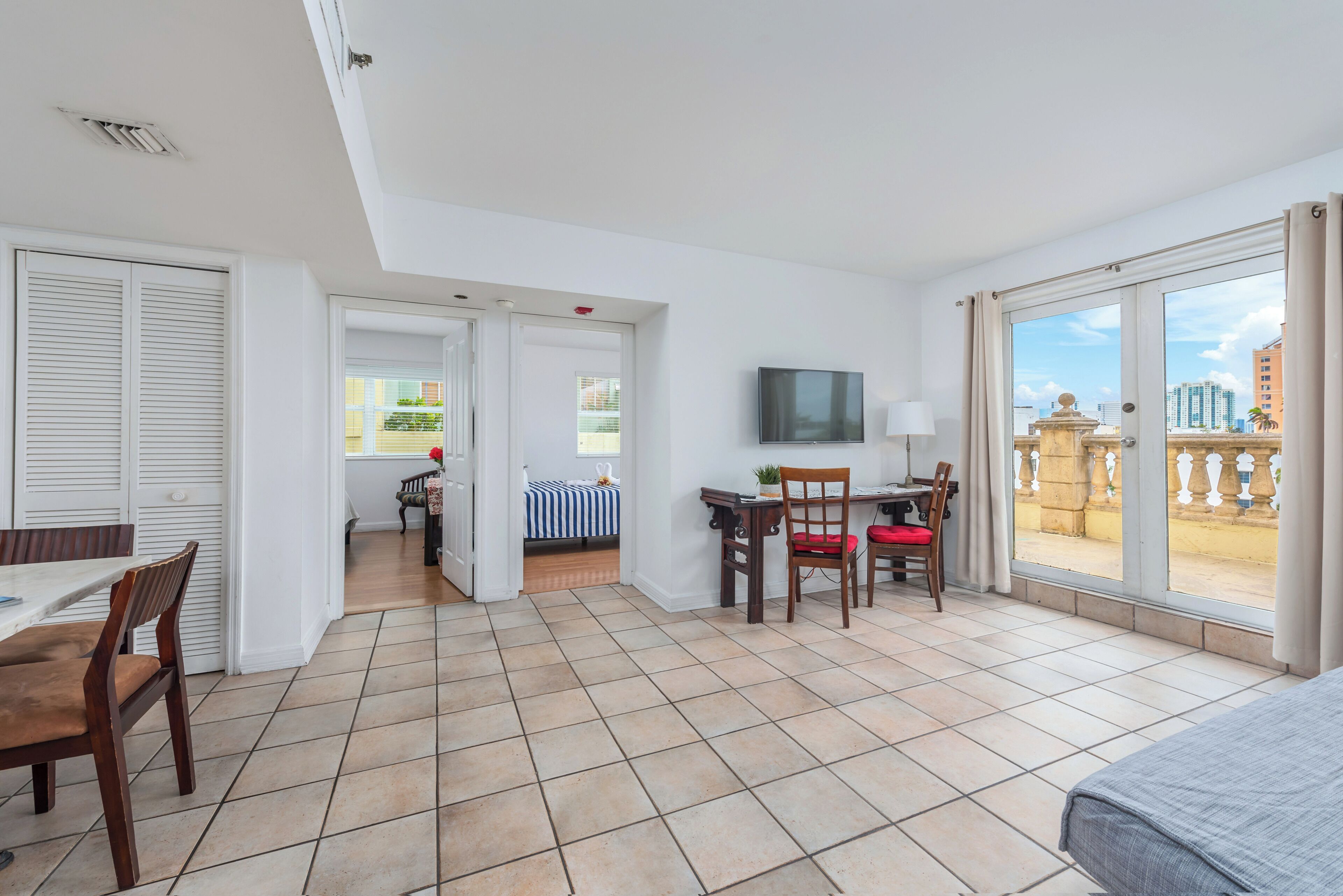 Luxury Apartment, Kitchen | Iron/ironing board, free WiFi