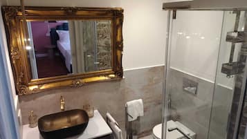 Dusche, Haartrockner, Bidet, Handtücher