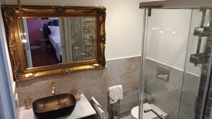 Dusche, Haartrockner, Bidet, Handtücher