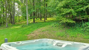 A hot tub in a forested area with a grassy path leading to it. - ‘Shady Point Retreat’ w/ Hot Tub & Pickleball! (Killbuck)