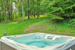 A hot tub in a forested area with a grassy path leading to it. - ‘Shady Point Retreat’ w/ Hot Tub & Pickleball! (Killbuck)