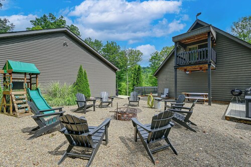 ‘Shady Point Retreat’ w/ Hot Tub & Pickleball!